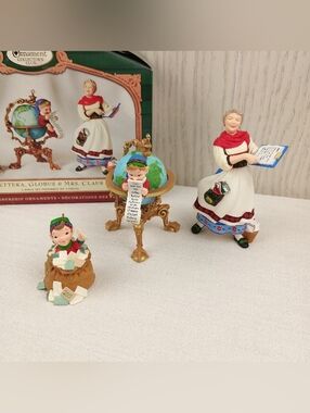 Hallmark Ornament Collector's Club - Lettera, Globus & Mrs. Claus 3 pc. set 2001